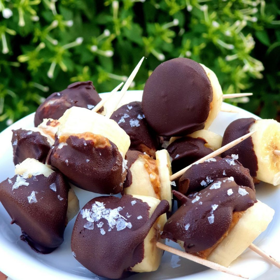 Bombones plátano y crema de cacahuetes Bombones plátano y crema de cacahuetes