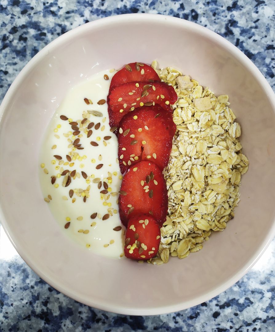 Copos de avena🌾 fresas🍓 y yogur natural 🥥 Copos de avena🌾 fresas🍓 y yogur natural 🥥