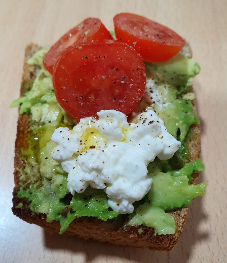 Tostada salada de aguacate queso y tomate cherry. 