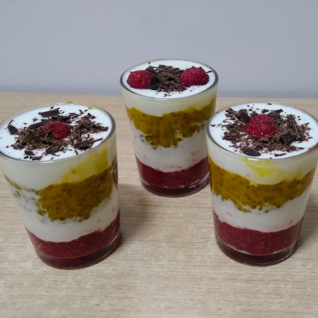 Vasitos de kéfir con frutos tropicales y del bosque.