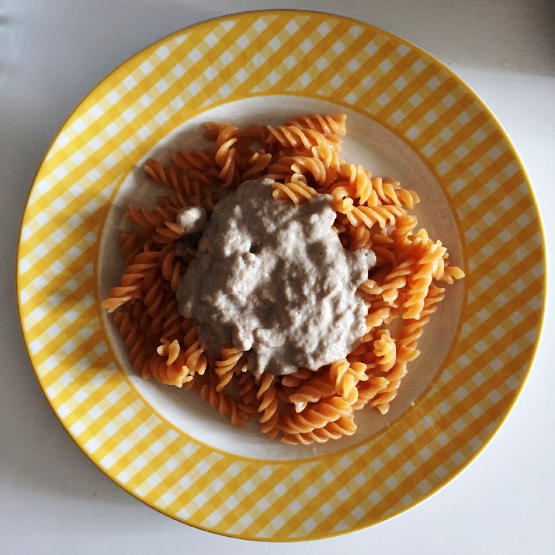 Pasta de lenteja roja con salsa de setas