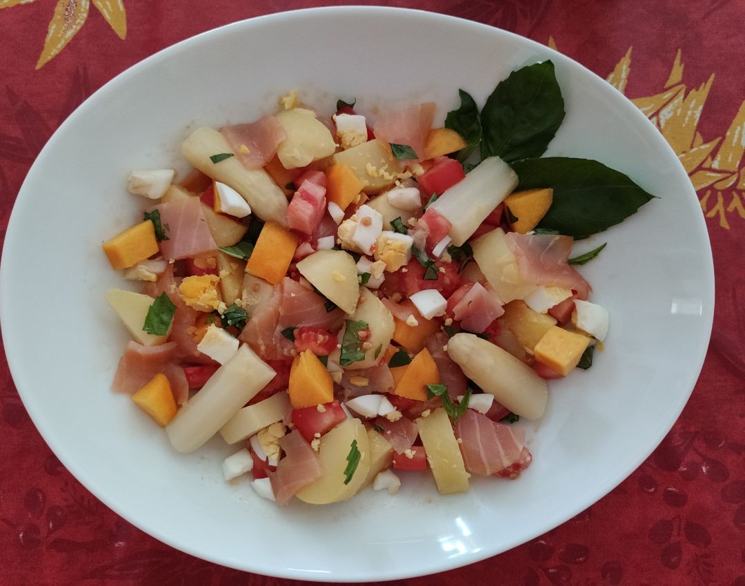 Ensalada de verano con salmón y melocotón Ensalada de verano con salmón y melocotón