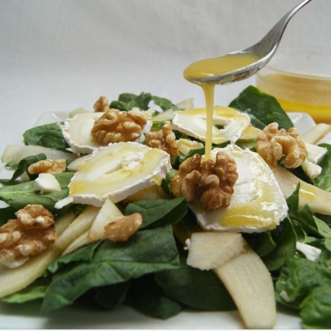 ENSALADA CON PERA, NUECES Y RULO DE CABRA ENSALADA CON PERA, NUECES Y RULO DE CABRA
