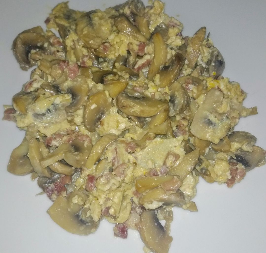 Revuelto de champiñones con jamón. Revuelto de champiñones con jamón.
