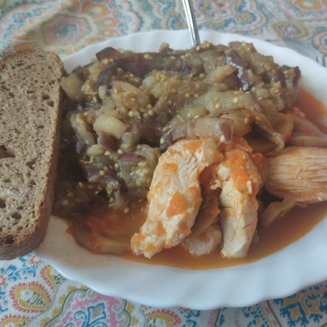 Pollo con tomate y champiñones + guarnición de berenjena Pollo con tomate y champiñones + guarnición de berenjena