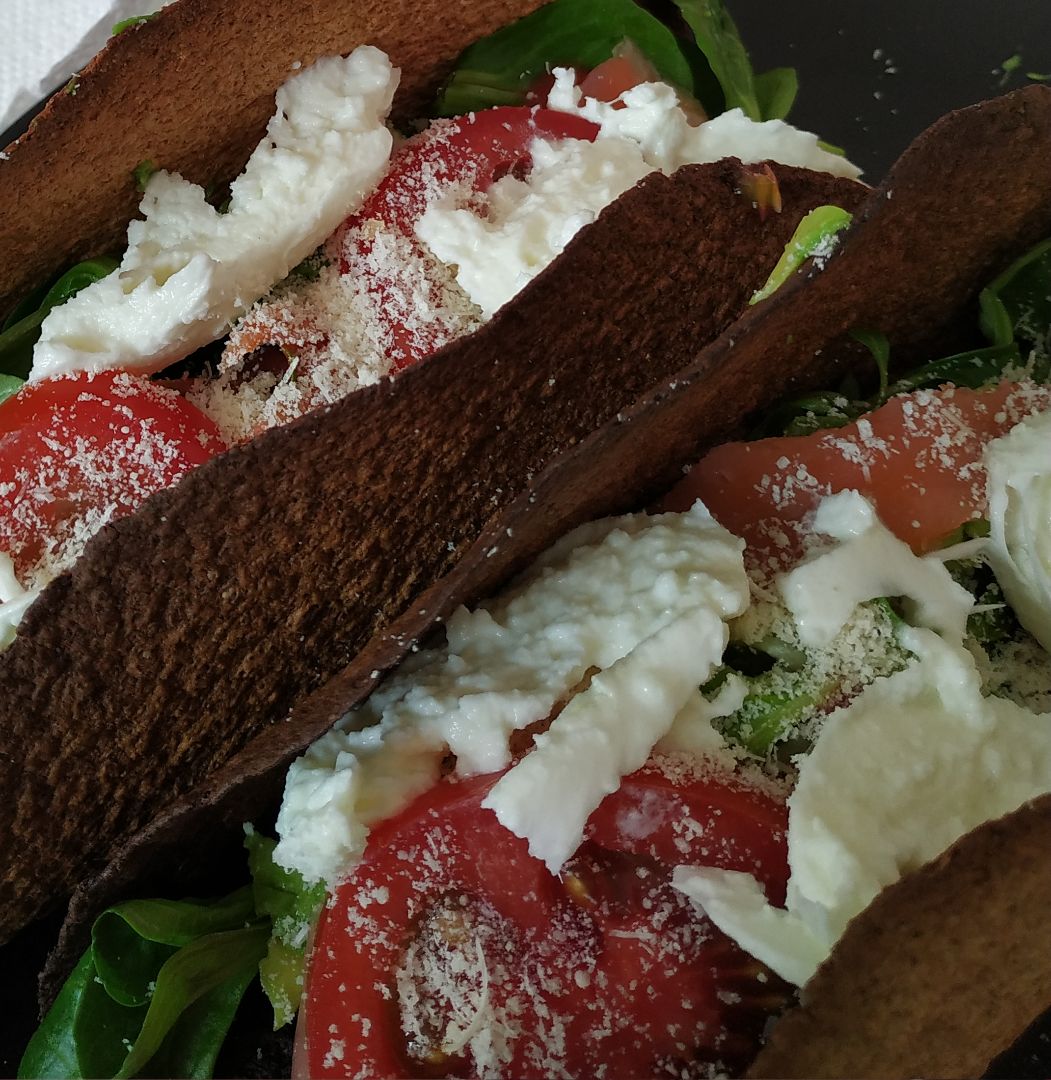 Tortillas integrales con salmón, rúcula, tomate y mozzarella Tortillas integrales con salmón, rúcula, tomate y mozzarella