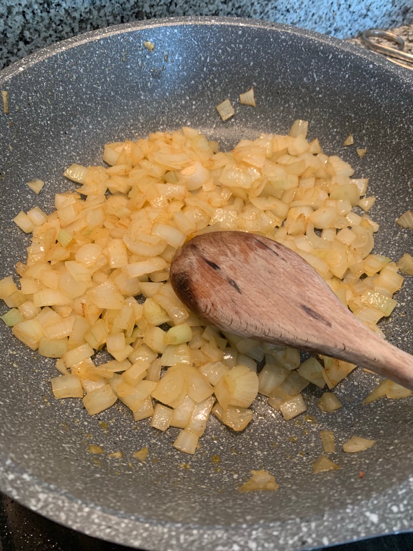 Curry de verduras con garbanzos y huevo poché.Step 0