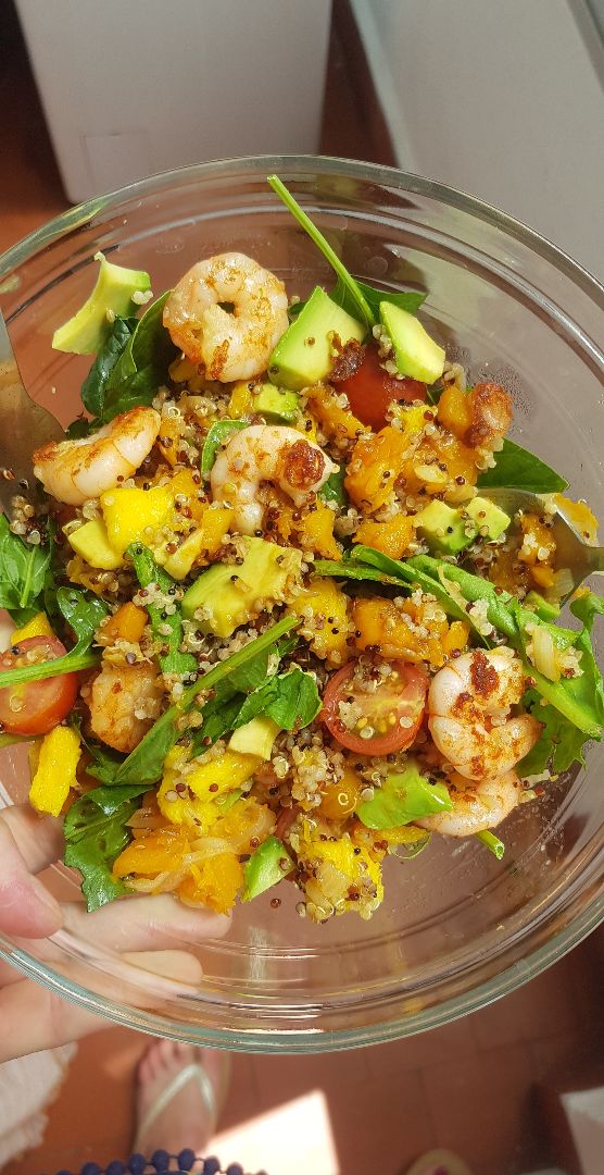 Bowl templado de espinacas, quinoa y langostinos