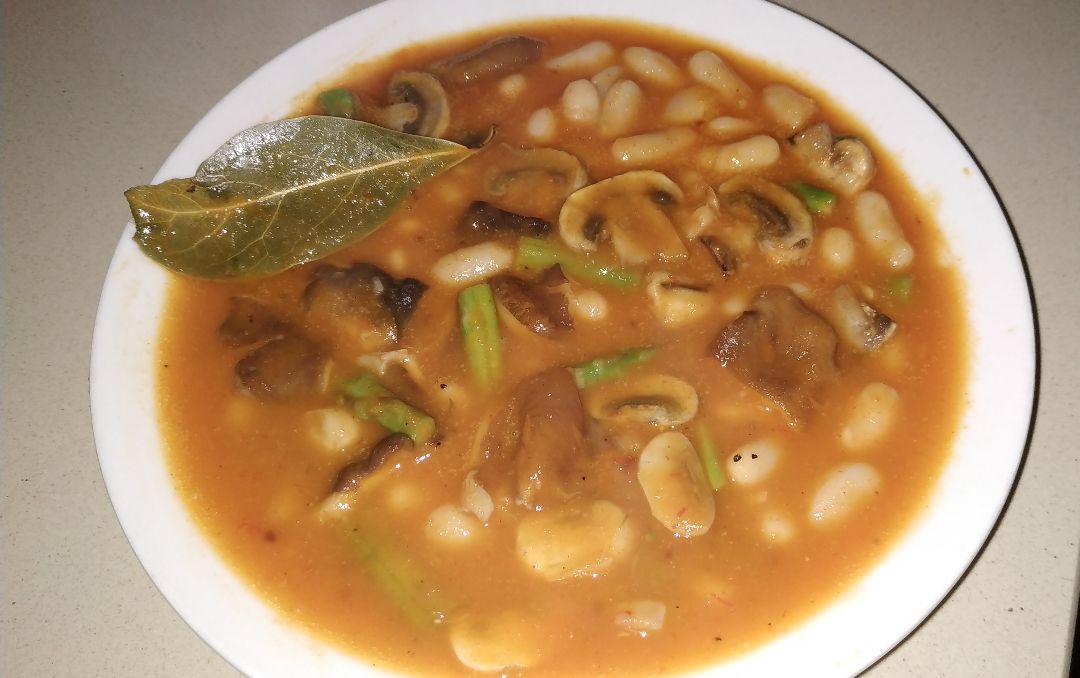 Habichuelas con setas y espárragos 🍄🍲 Habichuelas con setas y espárragos 🍄🍲