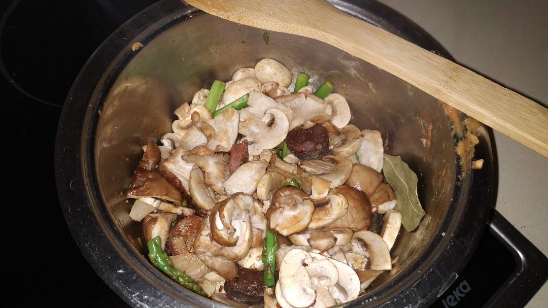 Habichuelas con setas y espárragos 🍄🍲 Paso 2 Habichuelas con setas y espárragos 🍄🍲 Paso 2