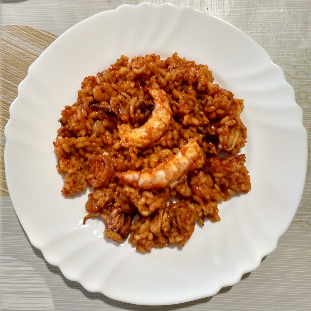 Arroz con calamar, gambas y gambones estilo caldero Arroz con calamar, gambas y gambones estilo caldero