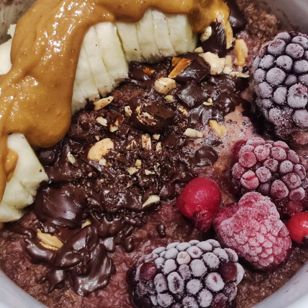 Porridge de plátano, chocolate, frutos rojos y crema de cacahuete 🍌🍫🍓🥜 Porridge de plátano, chocolate, frutos rojos y crema de cacahuete 🍌🍫🍓🥜