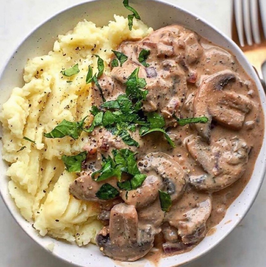 Stroganoff de champiñones y soja texturizada con puré de patata