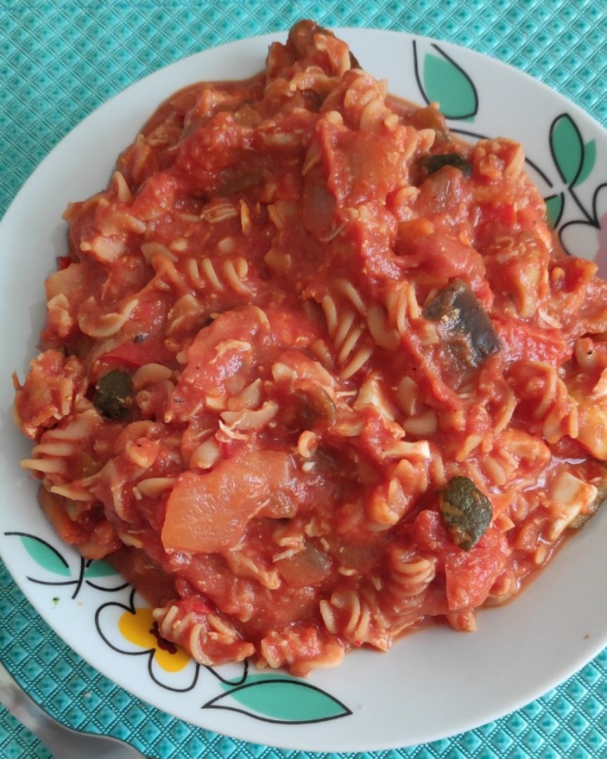 Pasta con verduras y tomate, pollo y huevo cocido Pasta con verduras y tomate, pollo y huevo cocido