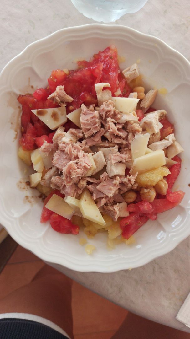 Ensalada templada de tomate, queso, atún, garbanzos, pollo y patata hervida Ensalada templada de tomate, queso, atún, garbanzos, pollo y patata hervida