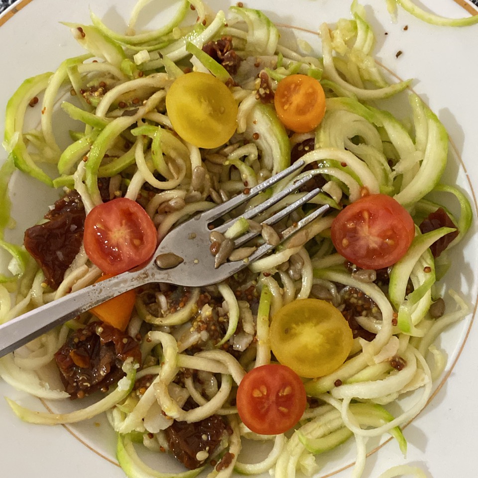 Espaguetis de calabacin con tomate yparmesano Espaguetis de calabacin con tomate yparmesano