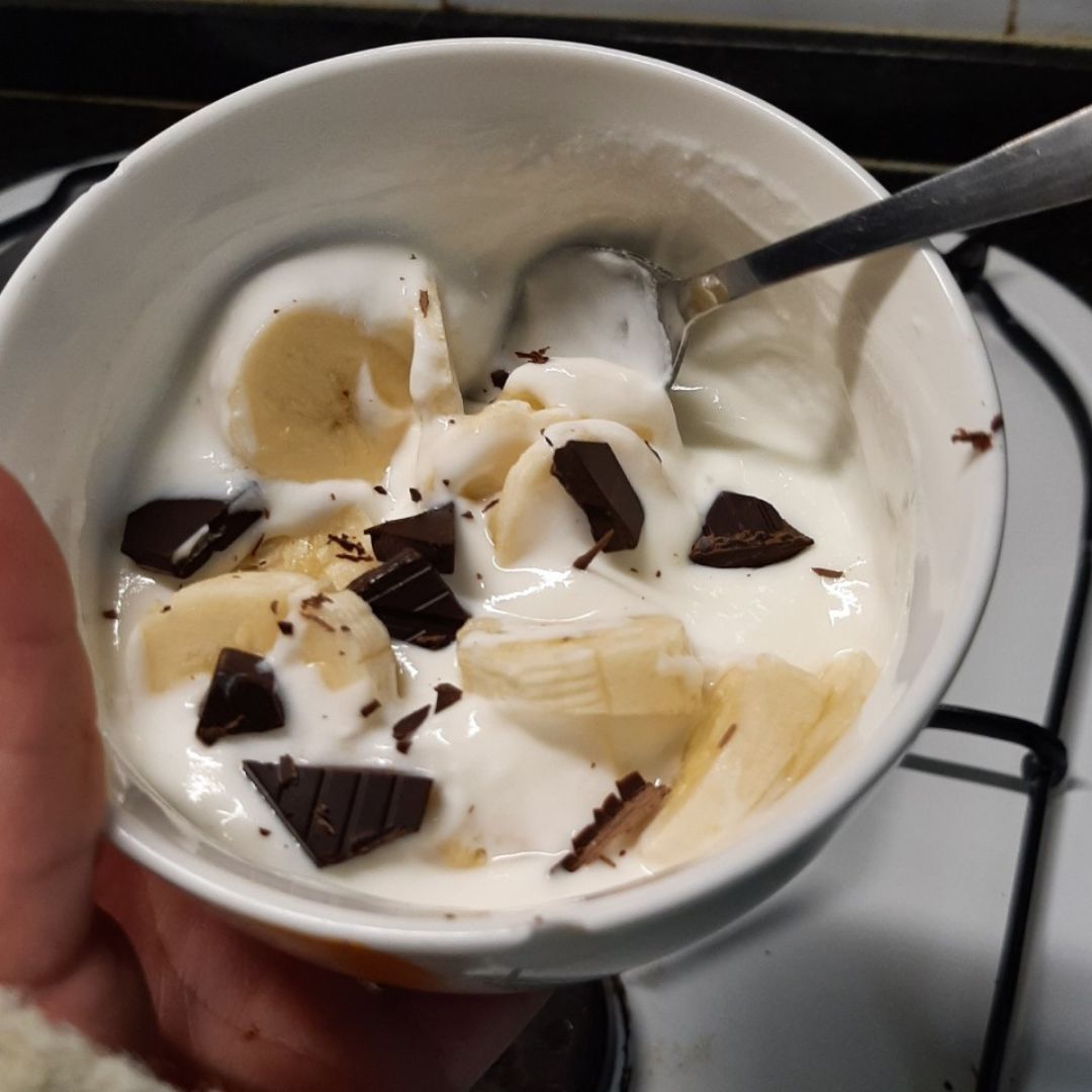 Yogur natural con platano y chocolate 85% Yogur natural con platano y chocolate 85%