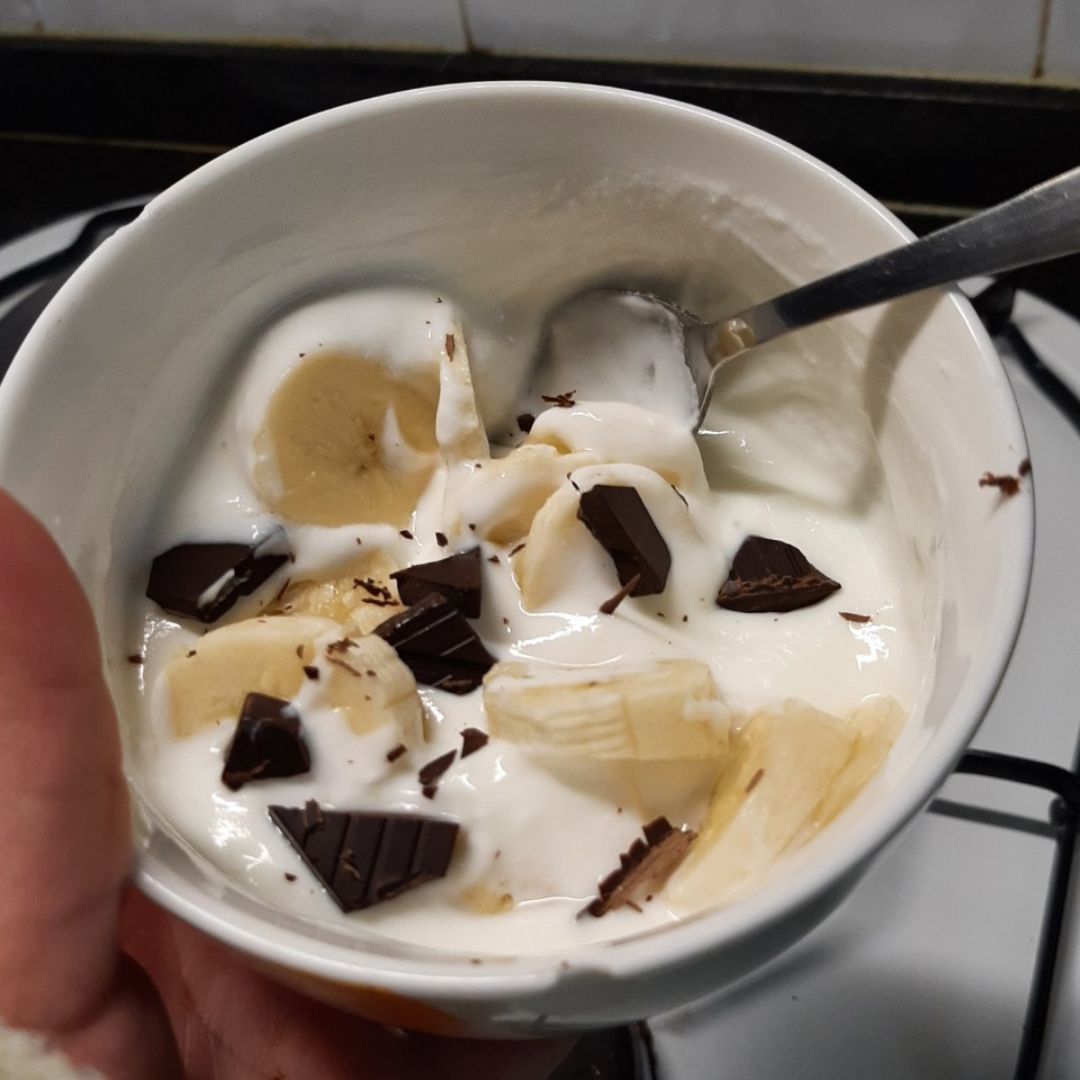 Yogur natural con platano y chocolate 85% Paso 1 Yogur natural con platano y chocolate 85% Paso 1