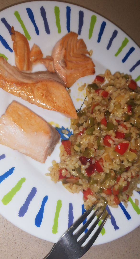 Arroz integral con pimientos y salmón a la plancha