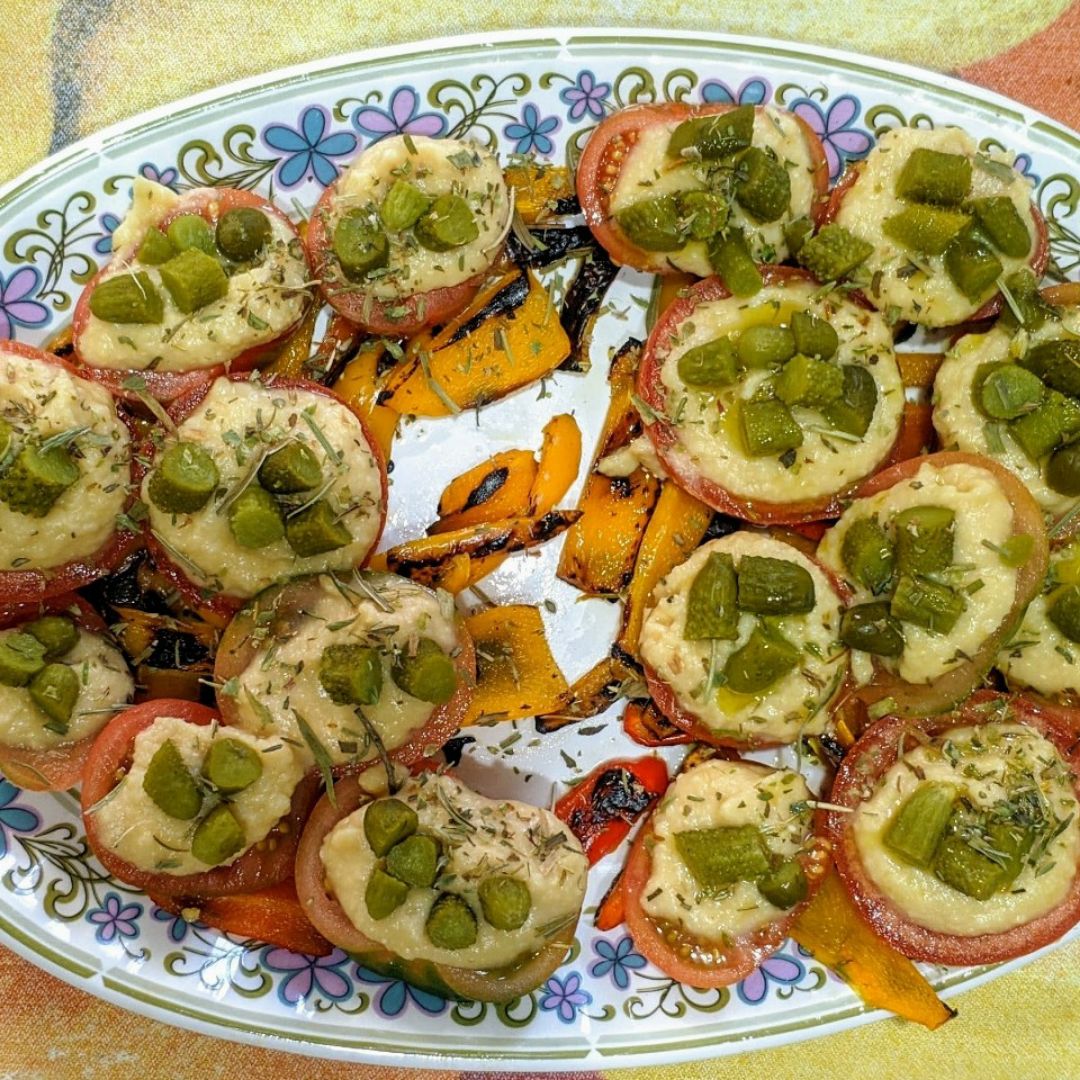 Ensalada de tomate y hummus 🍅