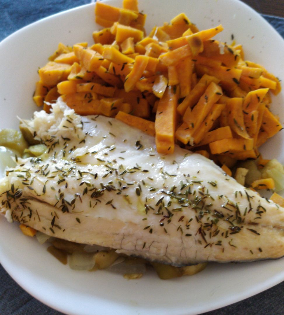 Lubina, verduras y boniato en lekue Lubina, verduras y boniato en lekue