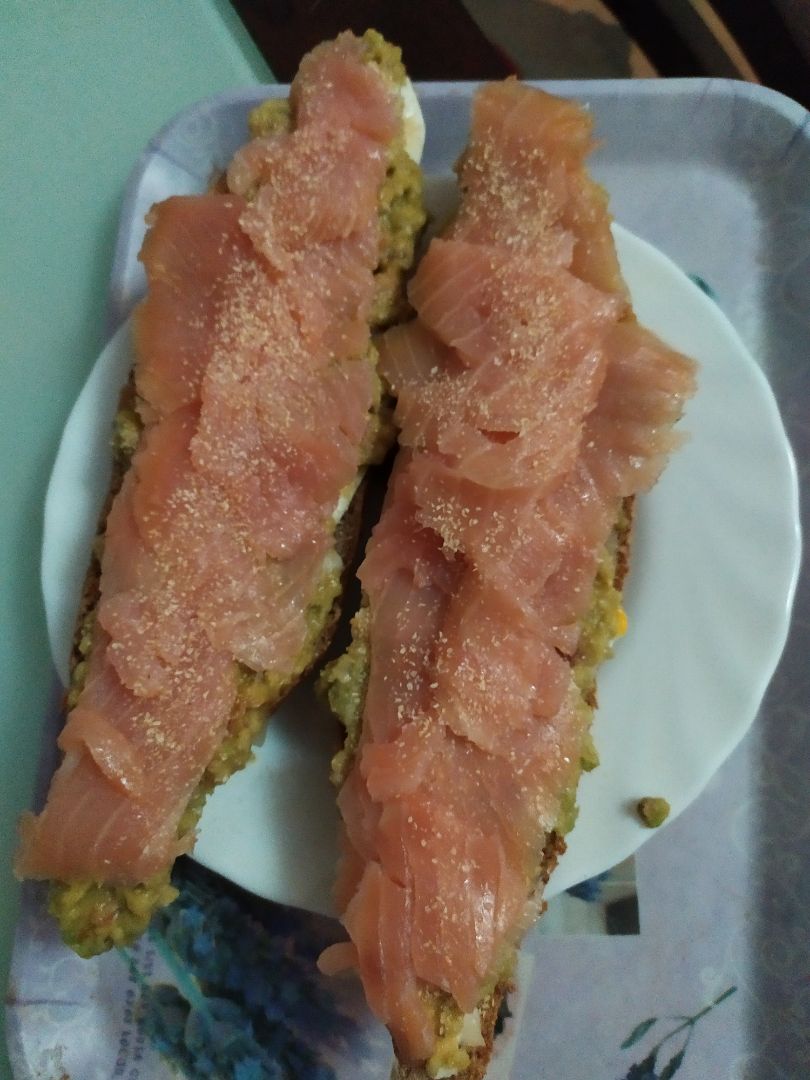 Tostas de salmón con guacamole y huevo