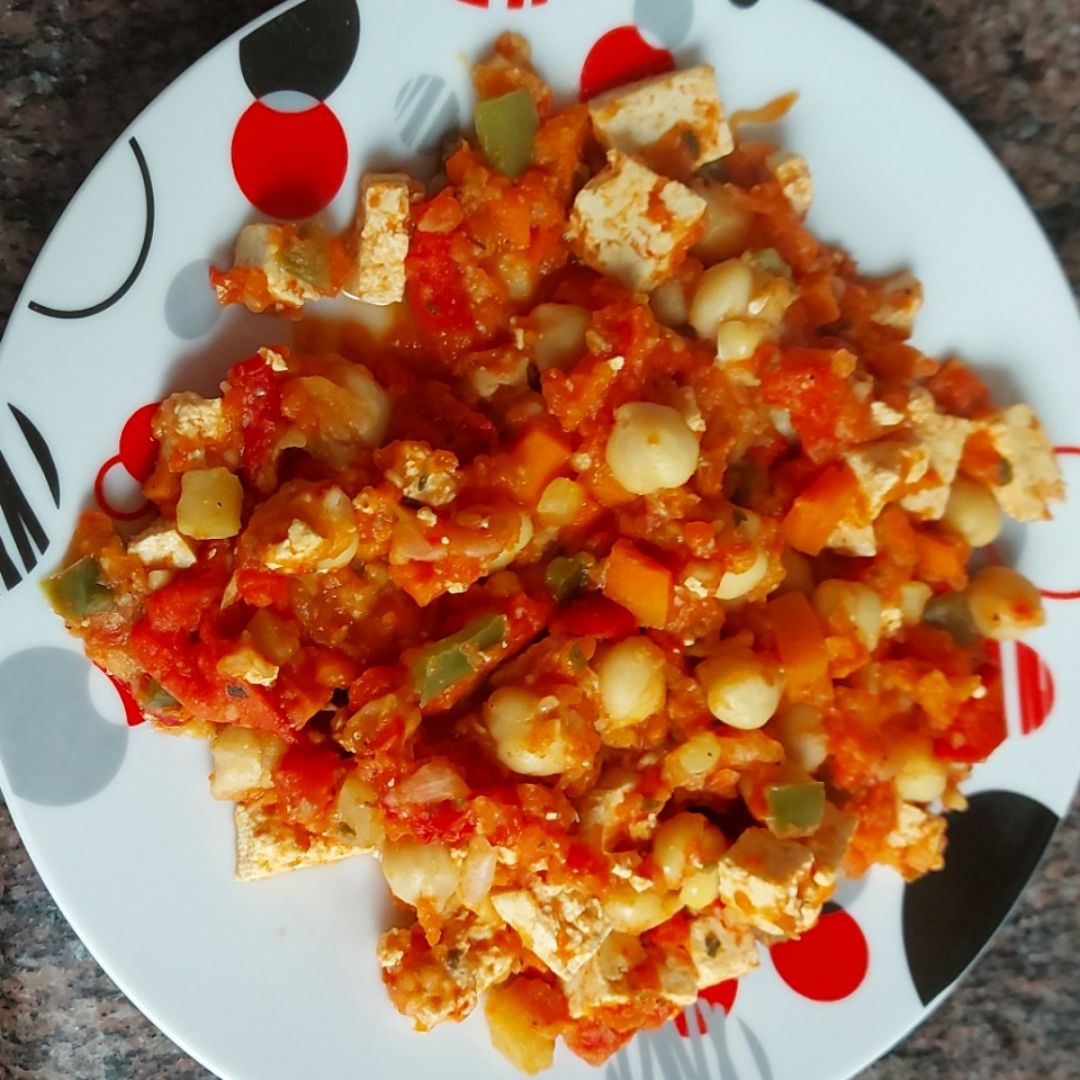 Tofu y garbanzos con verduras Tofu y garbanzos con verduras