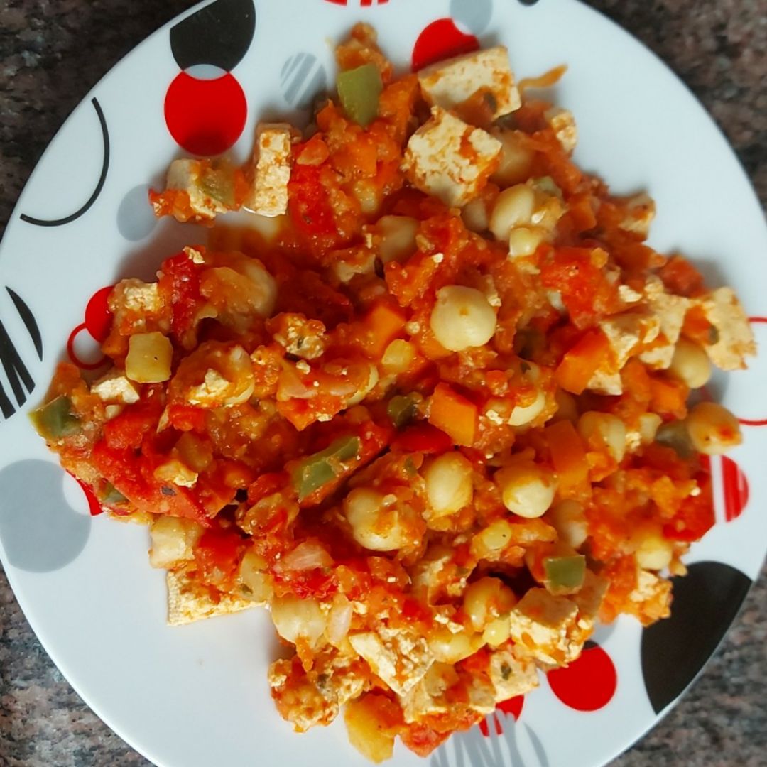 Tofu y garbanzos con verduras