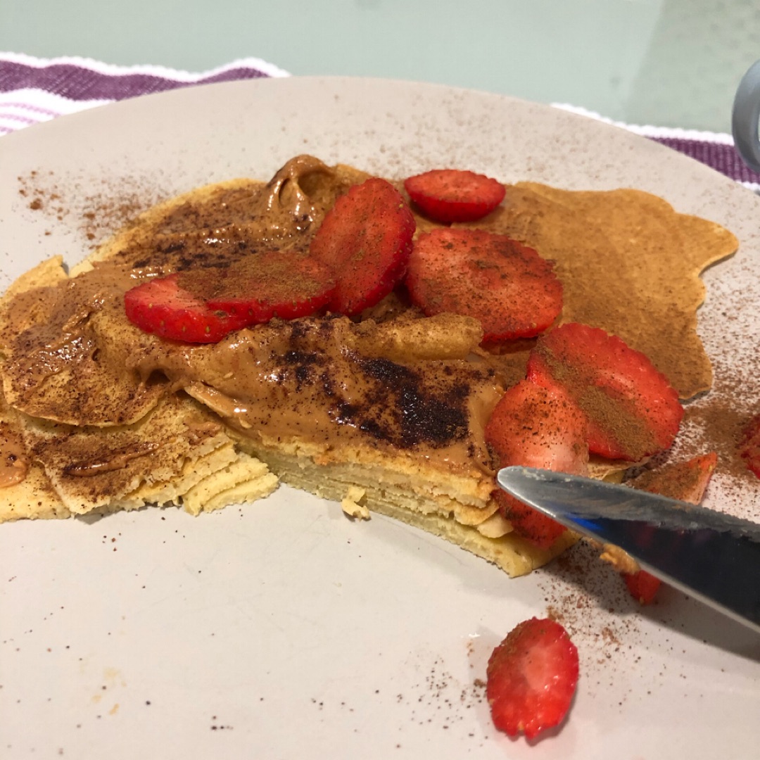 Tortitas de avena con fresas y crema de cacahuete 