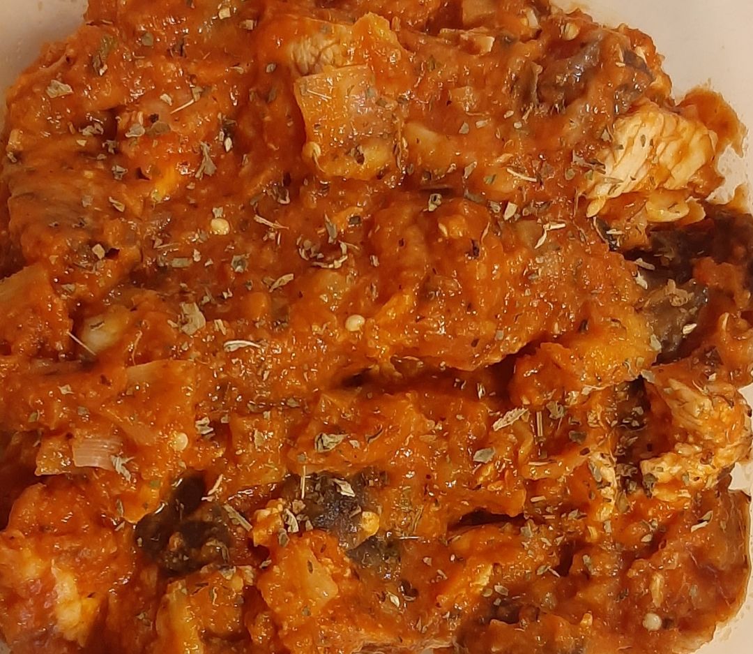 Guiso de pavo con berenjena, tomate y mozzarella