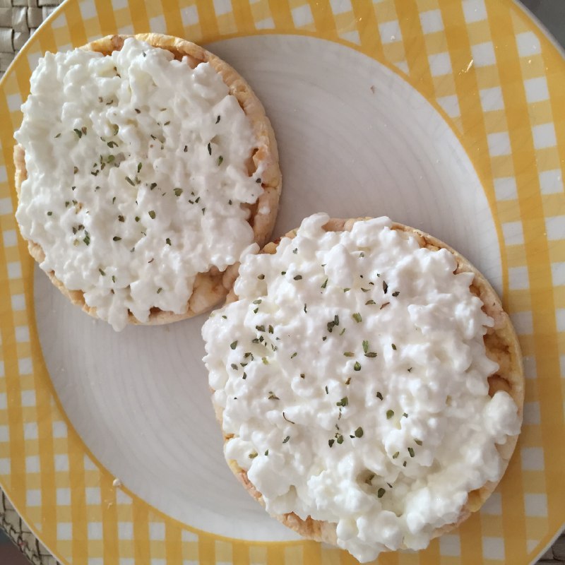 Tortitas de maíz con queso cottage y orégano