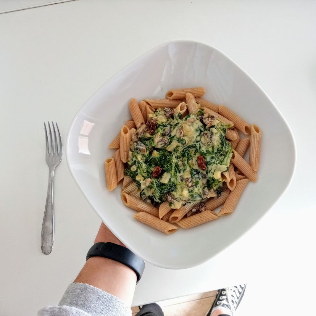 Pasta con espinacas, pasas y champiñones Pasta con espinacas, pasas y champiñones