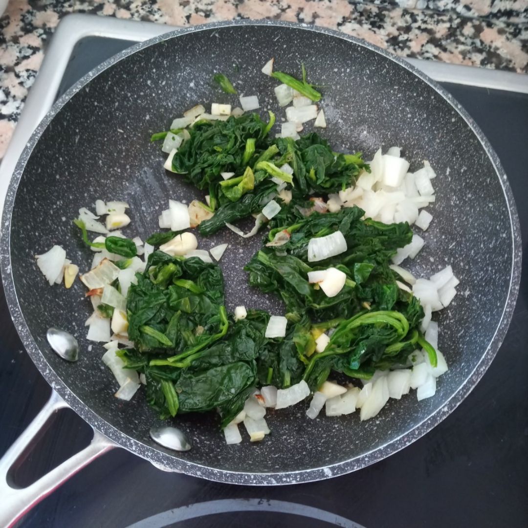 Pasta con espinacas, pasas y champiñones Paso 0 Pasta con espinacas, pasas y champiñones Paso 0