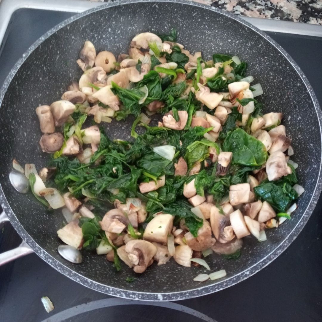 Pasta con espinacas, pasas y champiñones Paso 1 Pasta con espinacas, pasas y champiñones Paso 1