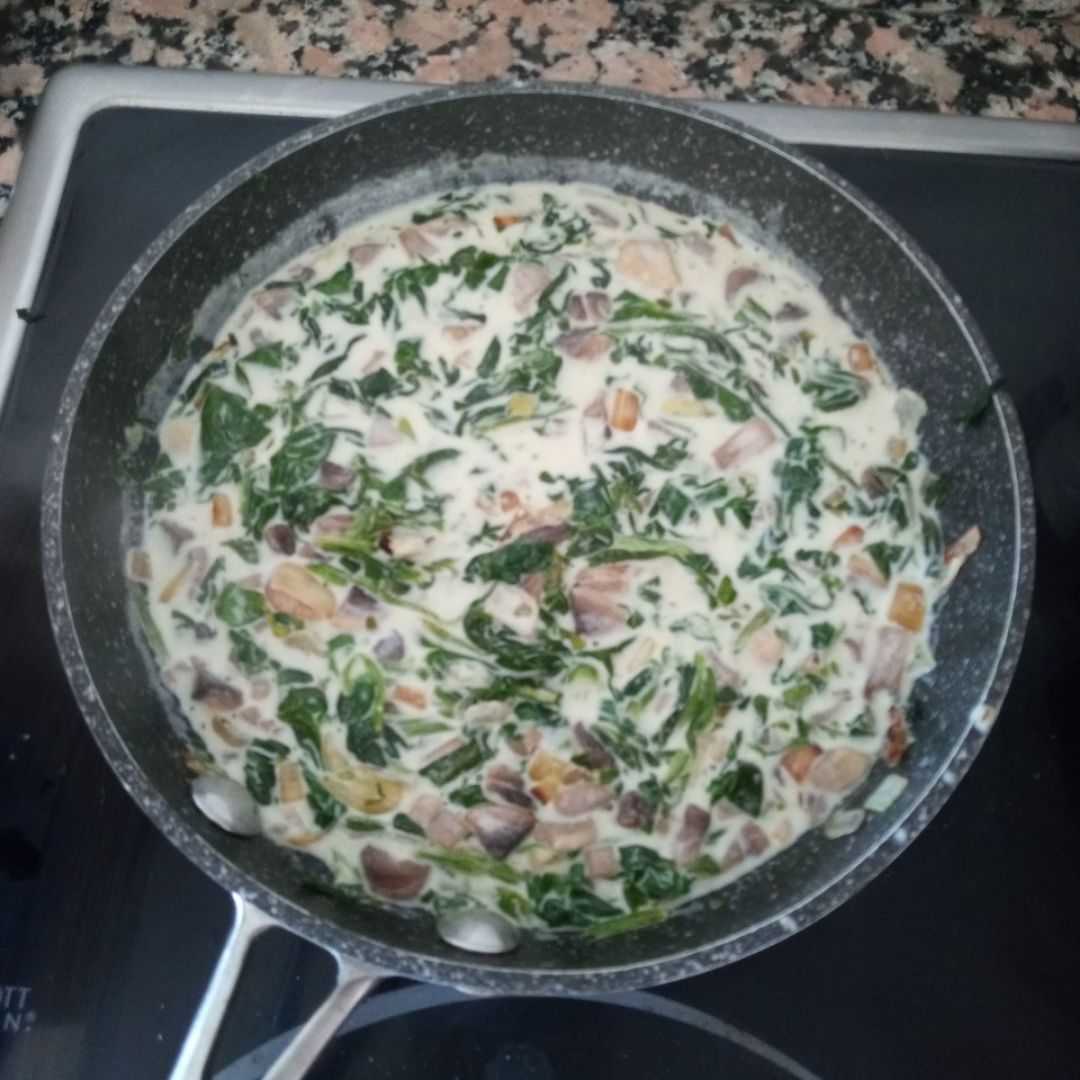 Pasta con espinacas, pasas y champiñones Paso 2 Pasta con espinacas, pasas y champiñones Paso 2