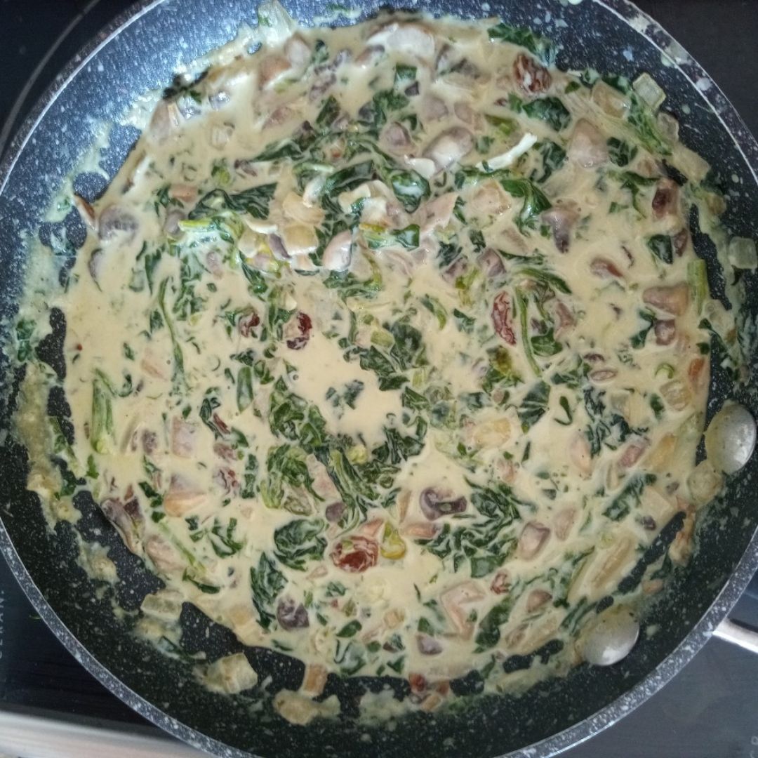 Pasta con espinacas, pasas y champiñones Paso 3 Pasta con espinacas, pasas y champiñones Paso 3