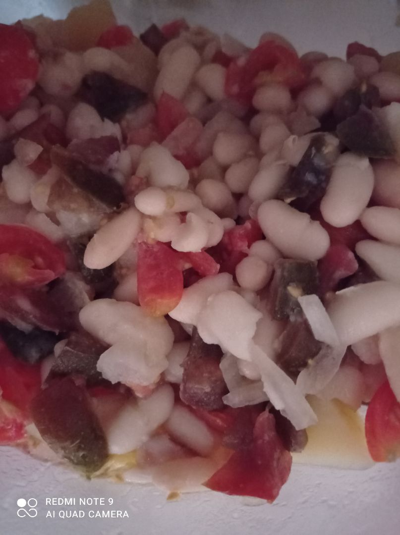 Ensalada de alubias con tomate, patatas y cebolla