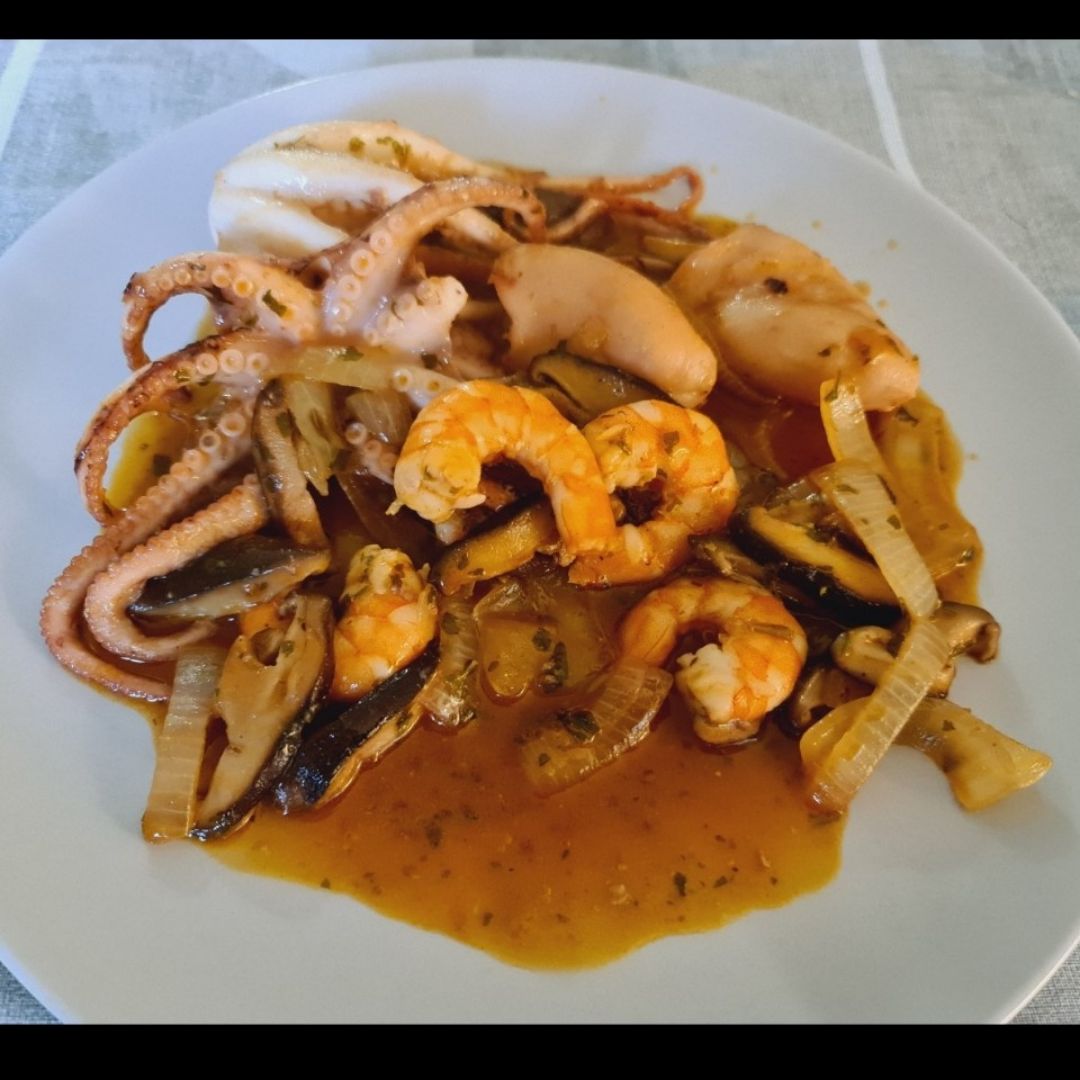 Pulpitos encebollados con langostinos al ajillo en salsa de vino blanco