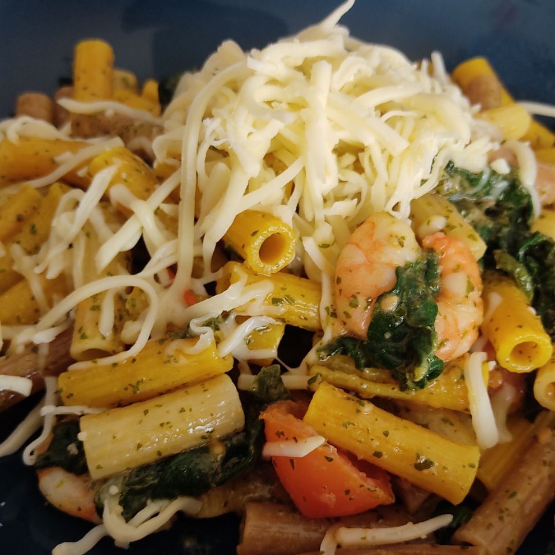 Pasta con pesto y langostinos Pasta con pesto y langostinos