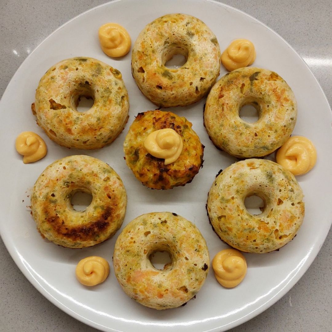 Donut de verduras (zanahoria y vainas) y Salmón con salsa de calabaza. Donut de verduras (zanahoria y vainas) y Salmón con salsa de calabaza.