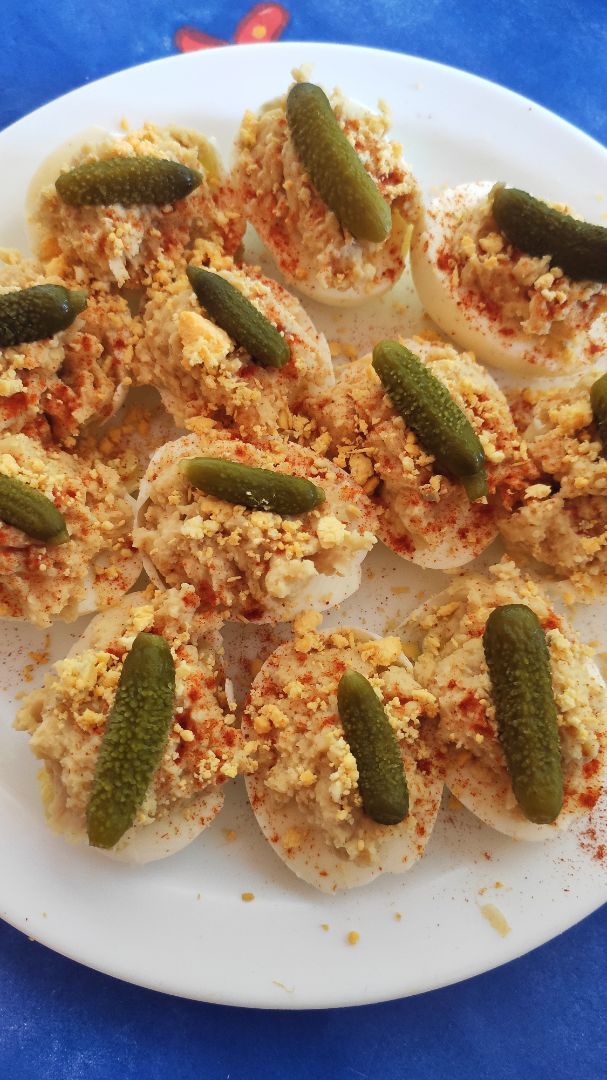 Huevos rellenos de hummus