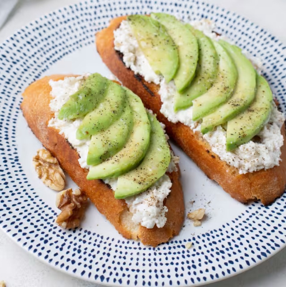 desayuno tostada aguacate cottage huevo