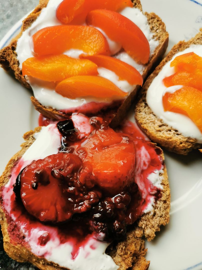 Tostadas de fruta con queso batido