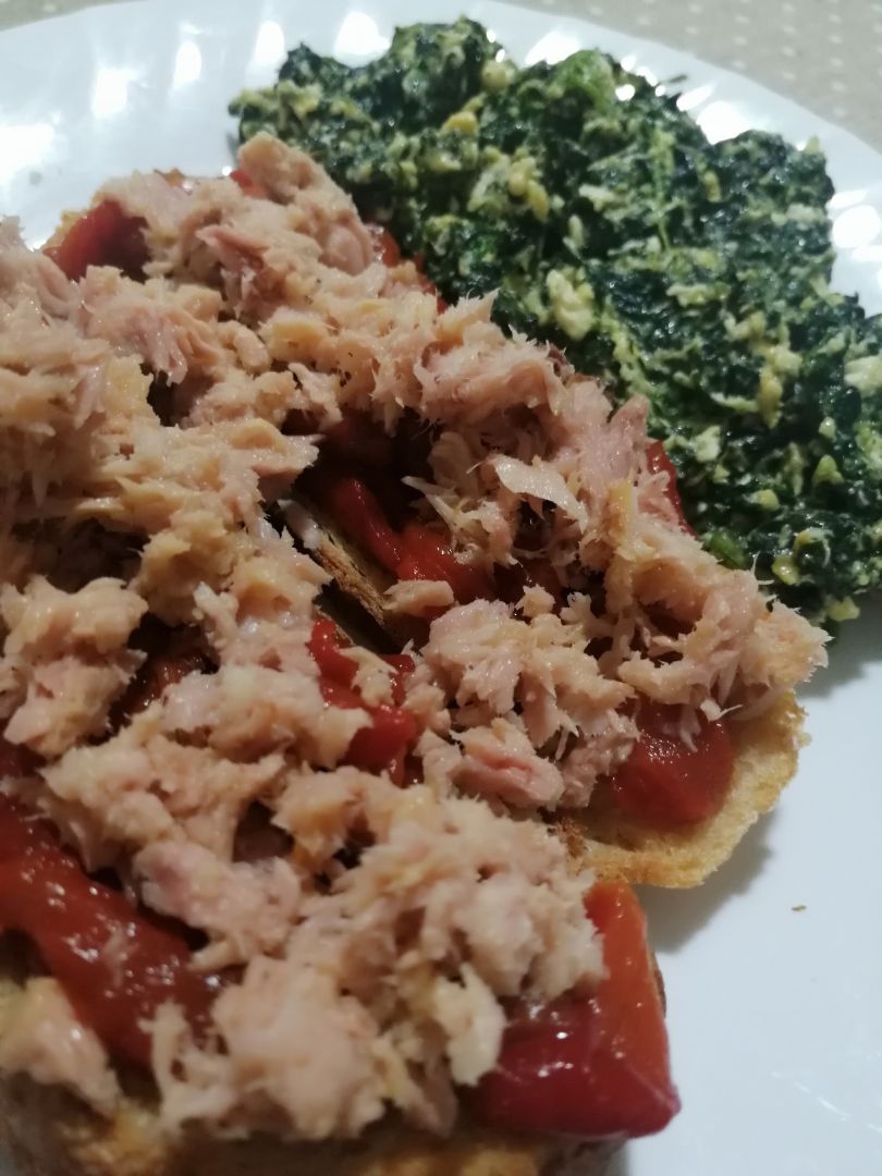Tostas de pimiento asado casero con revuelto de espinacas y 🧀🥚🥬🌶️ Tostas de pimiento asado casero con revuelto de espinacas y 🧀🥚🥬🌶️