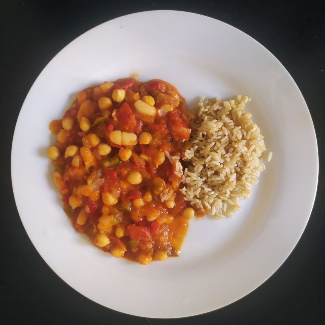 Guiso de alubias y garbanzos con verdura y arroz integral de acompañamiento. Guiso de alubias y garbanzos con verdura y arroz integral de acompañamiento.