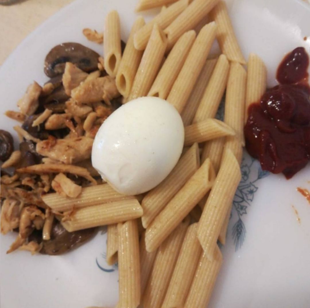 Macarrones con champiñones, huevo hervido, pollo y tomate 