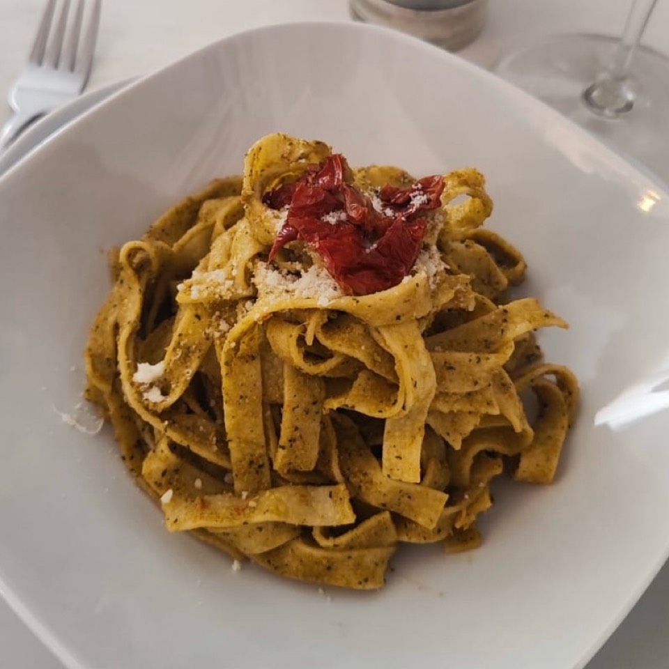 Pasta con pesto rosso y pavo Pasta con pesto rosso y pavo