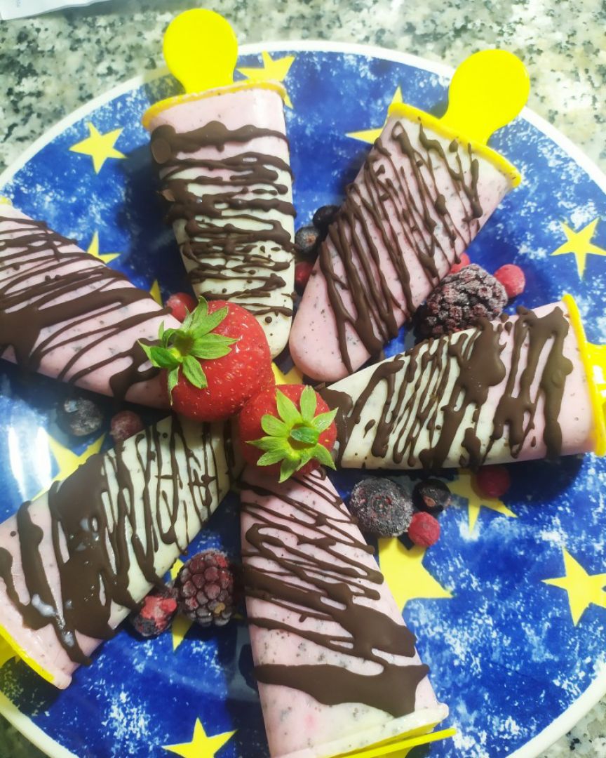 Helado de coco, fresa, plátano y chocolate Helado de coco, fresa, plátano y chocolate
