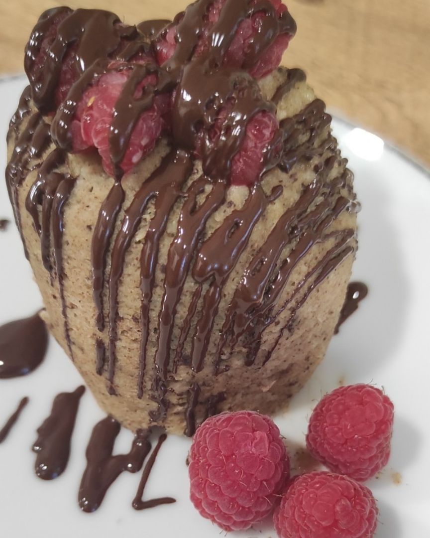 Mug cake con chocolate y frambuesas Mug cake con chocolate y frambuesas
