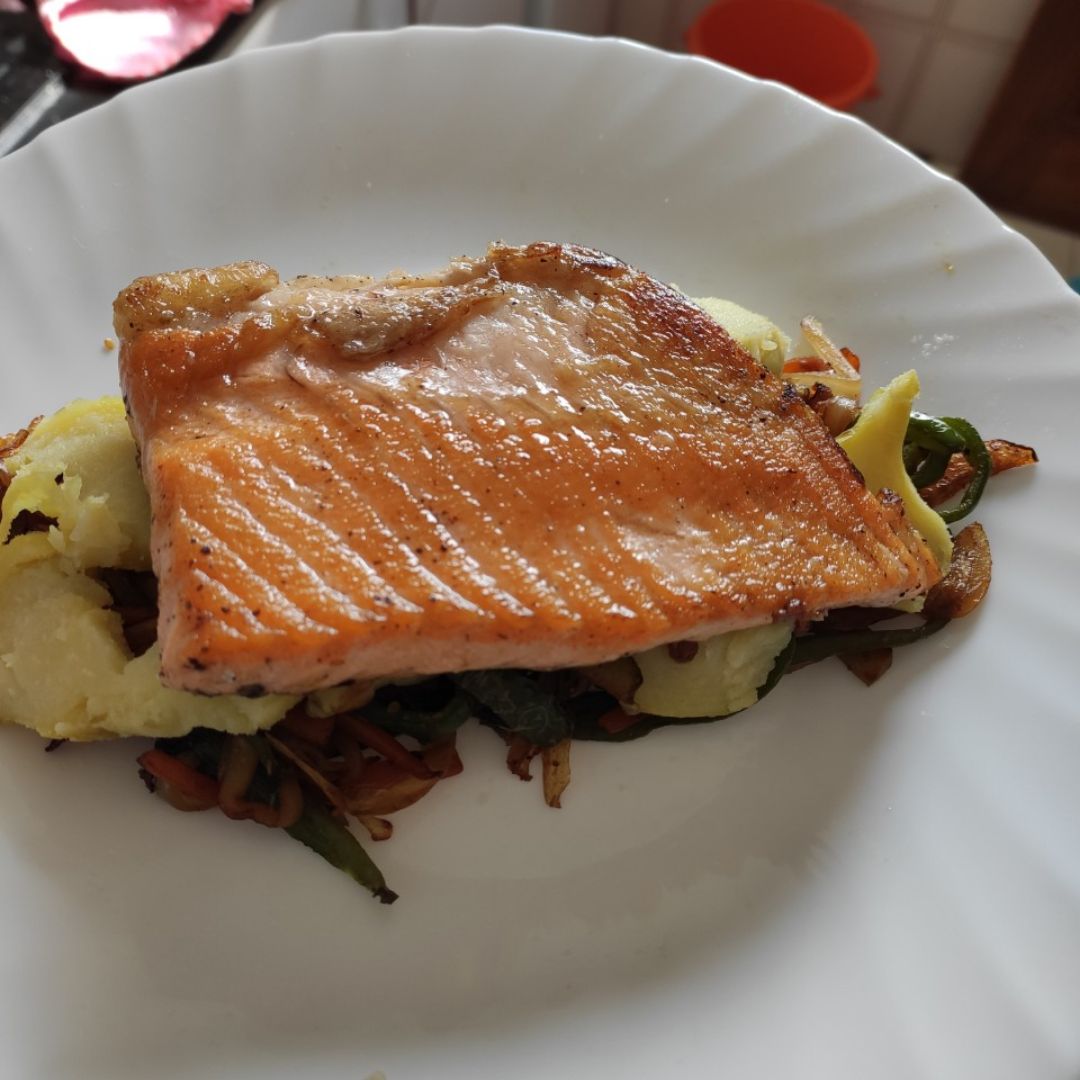 Salmón a la plancha con cama de verduras y patata Salmón a la plancha con cama de verduras y patata